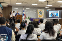 Egresados de la FCyT participan del conversatorio. 