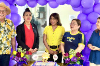 Autoridades de la UTP cantan el Feliz cumpleaños del Centro Regional de Panamá Oeste por su aniversario. 