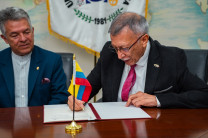 En la firma del Convenio entre la UTP y la UPTC el embajador de Colombia en Panamá, S.E. Fabio Mariño Vargas