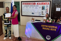 Mgtr. Teresa Quiroz, Coordinadora de la FII, entrega certificado de reconocimiento a Lic. Gustavo Singh, emprendedor.