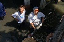 Práctica de extracción de núcleo de sedimento en manglar por la MSc. Ana Karen Franco. Práctica de extracción de núcleo de sedimento en manglar por la MSc. Ana Karen Franco.