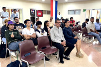 Autoridades y estudiantes participan de la presentación del Proyecto. 