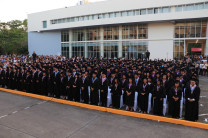 Más de 400 estudiantes reciben sus diplomas 
