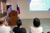 José Fajardo Vásquez, sustentando su trabajo de graduación para optar por la carrera de Lic. en Ingeniería de Sistemas y Computación. 