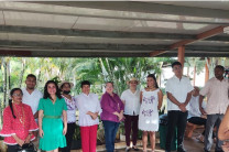 Docentes y administrativos participan del acto protocolar.