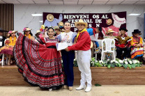 Dra. Lineth Alaín de Meier, directora del Centro entrega certificado a parejas  