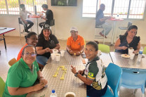 Docentes y administrativos degustan del Sancocho de aniversario. 