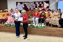Dra. Lineth Alaín de Meier, directora del Centro entrega Certificado al Profesor Francisco Moreno, coordinador de los grupos internacionales. 