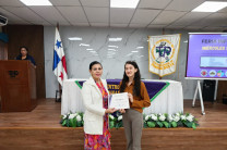 Dra. Lineth Alaín de Meier, directora del Centro Regional entrega certificado a expositora.