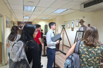 Recorrido por Facultad de Civil. Estudiantes observando instrumentos del Dr. Sasso.