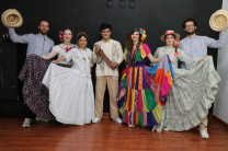 Sesión fotográfica con vestuarios típicos Estudiantes de intercambio y personal de la DRI posando con trajes típicos panameños