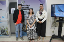 La Profesora Hernández visita la Oficina de Relaciones Internacionales La Profesora Hernández junto a la Ing. Karla Arosemena, Directora de la DRI.