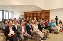 Autoridades e invitado especiales en la entrega del Premio Pilares del Biomuseo 2024. 