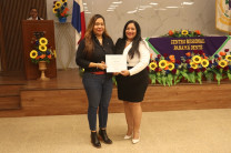 Entrega de Certificado por la Mgtr. Yessenia Barria a la expositora Mgtr. Stephany Murillo