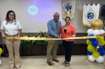 Docentes y padrinos realizan el corte de Cinta de la Nueva Tarima del Centro Regional.