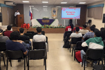 Estudiantes de la carrera de Ingeniería Electromecánica de la Facultad de Ingeniería Eléctrica participan de la charla sobre Primeros Auxilios. 