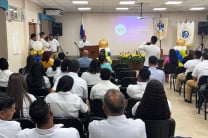 Estudiantes de la Lic. de Logística y Transporte Multimodal participan de la entrega del Proyecto Construcción de la tarima.