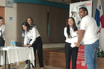 Estudiantes reciben reconocimiento por la participan a la Jornada de Capacitación.