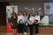 Expositores reciben reconocimiento por su participación en la Jornada. 