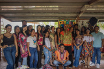 Grupo de estudiantes participan de la conferencia con atuendos de la Etnia Negra. Grupo de estudiantes participan de la conferencia con atuendos de la Etnia Negra.