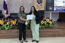 Dra. Marta Moreno, subdirectora de Vida Universitaria, entrega certificado a participantes del Foro. 
