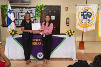 Coordinadora de la FII en Panamá Oeste Mgtr. Teresa Quiroz, entrega reconocimiento a los expositores. 