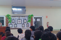 Estudiantes participantes en el programa dan palabras de agradecimiento. 