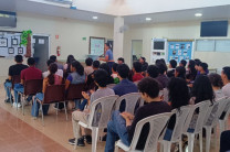 Dra. Marta Moreno, subdirectora de Vida Universitaria, da las palabras de clausura a los estudiantes 