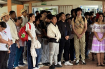 Estudiantes participan de los actos protocolares de inicio del Mes de la Patria.