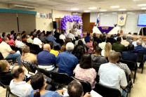 Mgtr. Itzel Loo, subdirectora Académica explica a los docentes temas relacionados a las marcaciones y asistencia. 