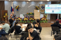Dra. Lineth Alaìn de Meier, directora del Centro Regional dio la bienvenida a los estudiantes que participaron en el Taller de cuerdas 