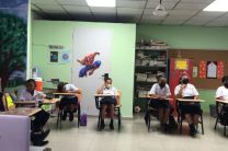 Los niños del salón multigrado del Centro Educativo Garicín, atentos a la explicación brindada por los estudiantes de la UTP-Coclé.