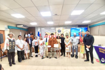 Grupo de estudiantes que participaron con diferentes obras en el Centro para la Gala Literaria 2025.