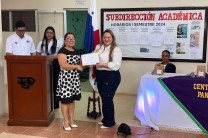 Mgtr. Itzel Loo, Subdirectora Académica entrega certificado de participación a la Expositora, Lic. Ericka Cabanzo.