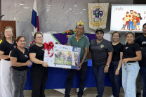 Entrega de Regalos al Padre Rey señor Azael Leones 