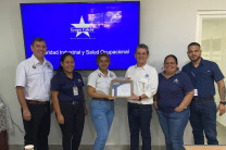 Dr. Francisco Arango y estudiante Mónica Cálad entregan reconocimiento a Ing. Carlos Marín