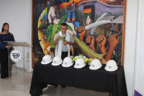 Fray José Manuel Moreno, OSA bendiciendo los cascos.