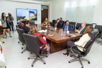 Mesa de reunión Durante la reunión el rector de la FSU-Panamá Dr. Carlos Langoni explicó el trabajo de la universidad en Panamá.