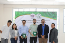 Acto de entrega de presentes a los visitantes internacionales.