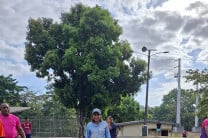 La Dra. Ángela Laguna Rectora Encargada realiza el primer toque del balón.