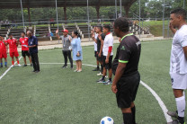 Los administrativos Edgar Bustamante e Isaías Salinas, en la juramentación a los jugadores.