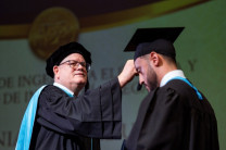 El Decano de la FIE,  Dr. Edilberto Hall Mitre durante la ceremonia de graduación.