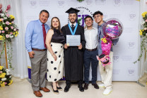 Con regalos y fotos, los familiares de los graduandos compartieron con ellos.