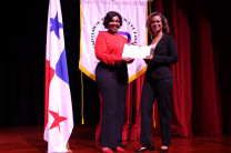 Entrega de certificado por parte de la Licda. Evet Clachar.