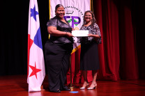 Entrega de certificado por parte de la Mgtr. Hercilia Domínguez.