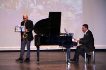 El Dr. Humberto Castillo (Saxofón) y el Ing. Dorindo Cárdenas (Piano).