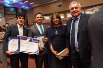 El ingeniero Cruz presentó su trabajo titulado “An Efficient Multi-Stage Pipeline for IIoT Threat Detection”, investigación que fue distinguida con el Best Paper Award, convirtiéndose en el primer panameño en recibir este galardón dentro de esta conferencia de alto prestigio en el ámbito de las telecomunicaciones y la ingeniería. El ingeniero Cruz presentó su trabajo titulado “An Efficient Multi-Stage Pipeline for IIoT Threat Detection”, investigación que fue distinguida con el Best Paper Award, convirtiéndose en el primer panameño en recibir este galardón dentro de esta conferencia de alto prestigio en el ámbito de las telecomunicaciones y la ingeniería.