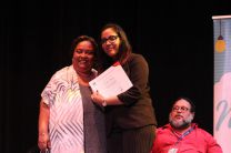 La Prof. LEda Herrera entregó certificado de participación a las estudiantes.