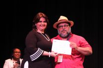 El escritor y poeta, Héctor Collado, recibió certificado.