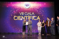 Investigadores recibiendo premios de manos de la Dra. Lilia Muñoz, Vicerrectora de la VIPE.